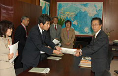 要請書を手渡す高橋陽二北海道副知事（左）と佐々木政務官