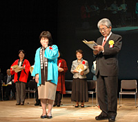 記事活用で優勝した佐藤さん（前列左）と、審査委員長を務めた愛媛大学の村田武教授（同右）