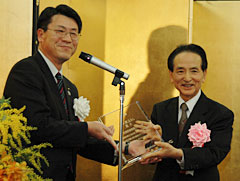 広報大賞を受賞したＪＡめぐみの岡田忠敏組合長（右）・ＪＡ全中　伊藤澄一常務（左）