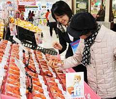 店頭で“空飛ぶいちご”をＰＲするＣＡ