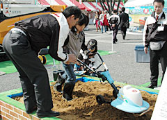 「エレ菜」を操作する小学生