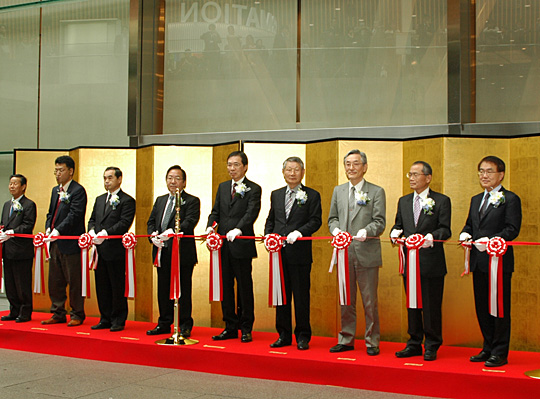 オープニングセレモニーでテープカットする永田会長（右から４人め）ら（＝３月16日、東京・国際フォーラム）