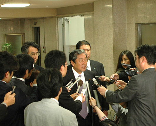 記者に囲み取材を受ける赤松大臣