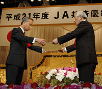 表彰状を受け取るＪＡあいち中央の石川専務（写真・左）