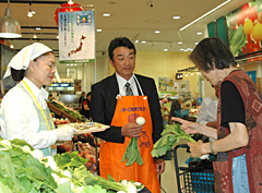 来店客に「野辺地葉つき こかぶ」をＰＲ