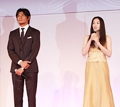 イメージキャラクターの仲間由紀恵さんと坂口憲二さんも祝福