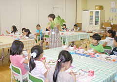 食育授業のようす。ハクサイの大きさに驚く子どもも。