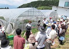 「くらぶち草の会」の農場で説明を聞く参加者