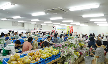 オープンしたばかりの店内は大繁盛