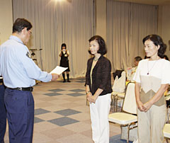 委嘱状を受ける山崎冨美恵女性部部長（写真・中）