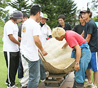 男性９人がかりで運ばれる優勝カボチャ