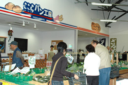 ＪＡ新ふくしまの直売所「ここら」吾妻店では、パン粉を使ったパン工房も人気