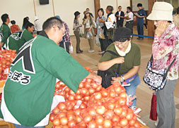 青年部が直売活動で地元農業ＰＲ