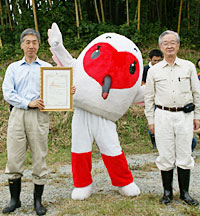 感謝状を贈られた赤松理事長（写真左）・トッキー・高野市長