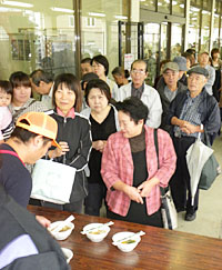 芋汁の無料配布には長蛇の列