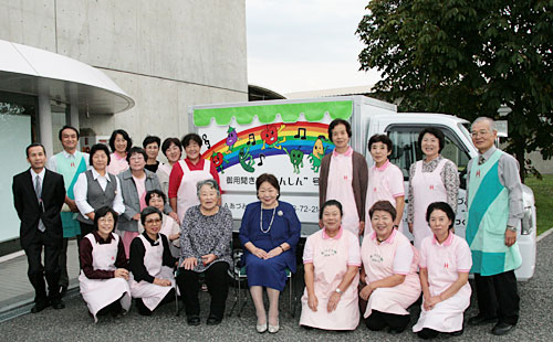 安心な地域づくりへの願いを込めて七色の虹がデザインされた