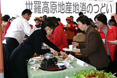 ネットワークの郷土料理部会が開く「地産地消のつどい」。40品目以上の郷土料理を紹介し、次代へ伝統の味を継承する。