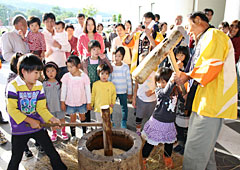 小諸市産の米でもちつき大会