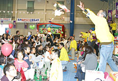 お菓子まき大会で盛り上がる会場