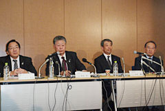 共同記者会見のもよう。写真左から冨士専務、茂木会長、吉田専務、服部名誉教授