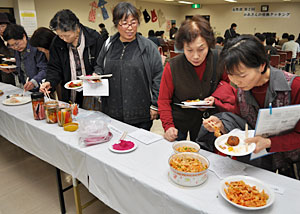 試食を楽しむ一般の見学者