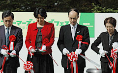 テープカットする田名部政務官（左から２人目）と蒲生社長（左から３人目）