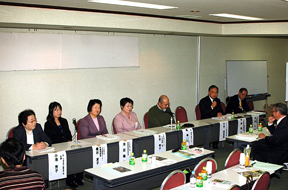 ２日目の討論会から。（左から）発表者の小池さん、樽谷さん、池田さん、大木さん、尾崎さん、司会の仲野氏、コーディネーターの松岡氏