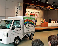 10月13日に安曇野市内で行われた「御用聞き車“あんしん”号」の出発式
