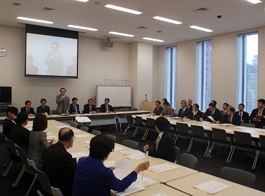 参議院議員会館で初会合を開催。抱負を述べる一川議員