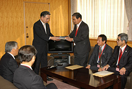 平野内閣府副大臣（中央左）に要望書を手渡す新世紀ＪＡ研究会の鈴木代表