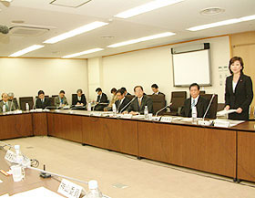 内閣府の有識者会議に出席した野田大臣（右）、左端は農水省の井出次官