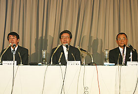 記者会見する吉川委員長（中央）と山下会長（右）飯村常務（左）