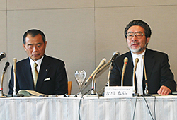 記者会見する山下会長（左）と吉川座長