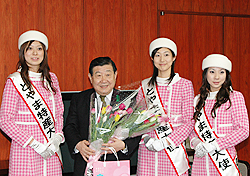 （左から）須郷さん、若林農相、田中さん、山田さん