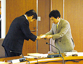 答申を受ける今村雅弘副大臣（左）と鈴木宣弘部会長