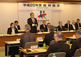 福岡県農政連委員長の三田村統之幹事が決議を読み上げた