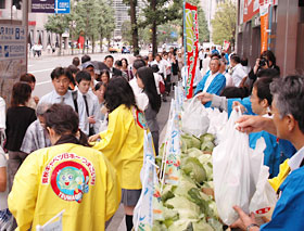 ＪＡビル前にはテレビカメラも集まり、ＪＡ全農職員も驚く反響の大きさだった