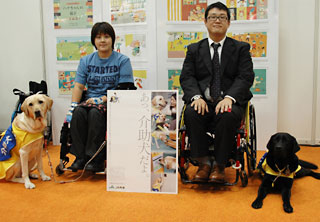 「外で声をかけられると犬が急反転して危険なので、温かく見守ってほしい」という。（左から）シェリー、川津亜紀さん、西沢陽一郎さん、ミドル