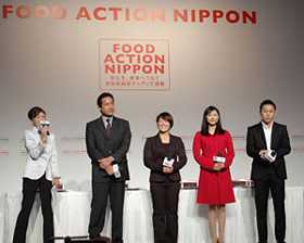 応援団代表（左から）永井美奈子さん、永島敏行さん、谷本歩実選手、菊川怜さん、太田雄貴さん