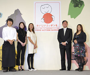 セレモニーでシンボルマークを序幕(左から)笹島保弘、田中雅美、RIKACO、石破茂、山本美憂(敬称略)