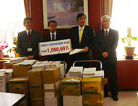 106万を超える署名を石破農相に渡すＪＡ北海道中央会の飛田会長（中央）ら。11月5日、大臣室で。