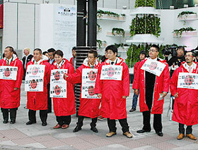 福岡県青年部は「明日　農業が消える」などのボードを掲げてアピール