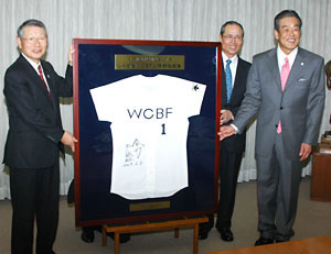 少年野球教室の47都道府県開催を記念してユニフォームを贈呈。（左から）永田会長、王氏、村田氏