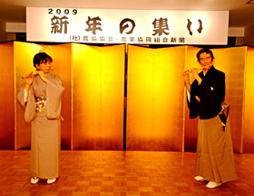 篠笛を演奏する鯉沼廣行氏（右）と金子由美子さん