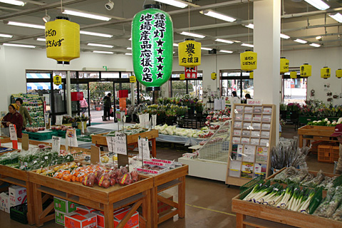 「じばさんず」店内の様子。100個の「農の応援団」提灯が掲げられている。