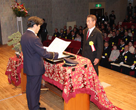 ３月６日の東京での表彰式。コンクール受賞者を代表して岡本保消防庁長官から表彰を受けた