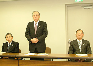 江原会長（中央）、園田副会長（右）、柳楽専務（左）