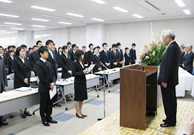 決意表明する浜山恵梨子さんと野池拓矢さん