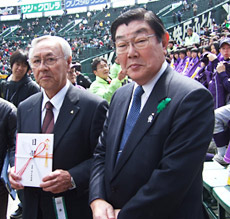 小田島校長（左）と小林県本部長