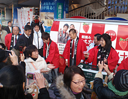 有楽町駅前には多くの人が集まった